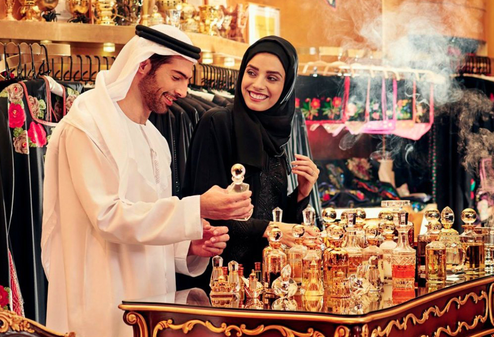 مردی به زن کمک می‌کند عطر انتخاب کند