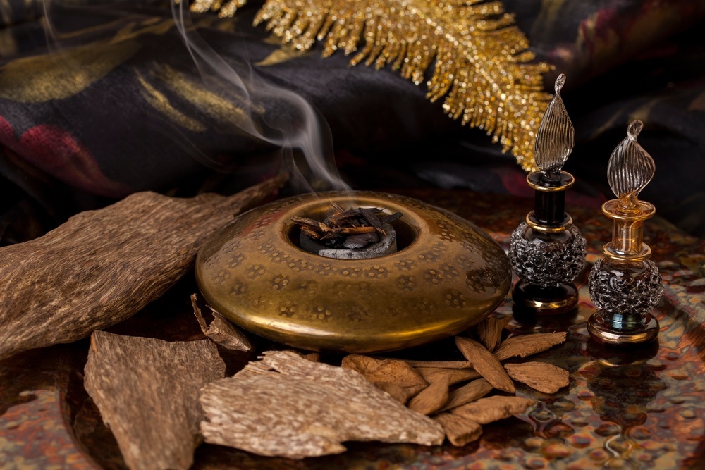 عطر با فضای گرم و شرقی در کنار ادویه و چوب‌های معطر