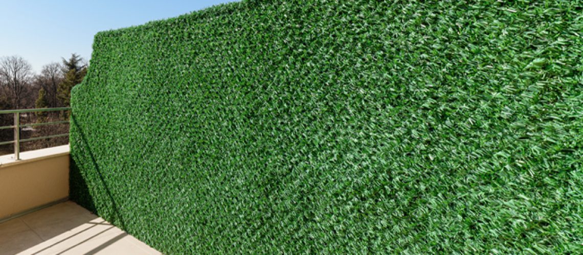 حریم خصوصی در بالکن؛ چطور فنس چمنی را زیبا و ایمن انتخاب و نصب کنیم؟