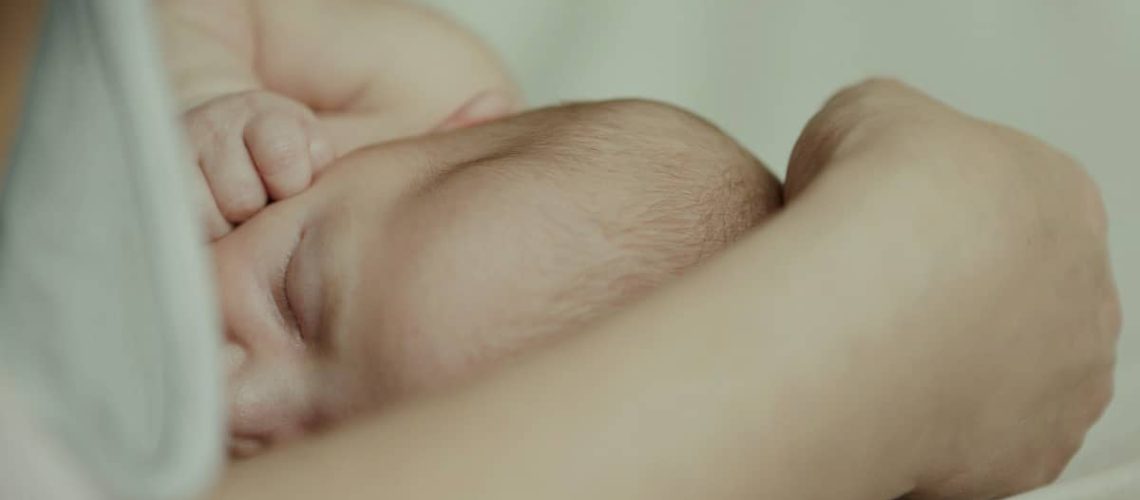 حجم-الثديين-بسبب-الرضاعة.jpg